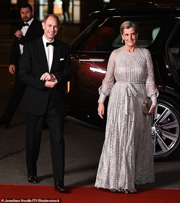 Принц Эдвард и Софи посетили представление Royal Variety | Елизавета II ...
