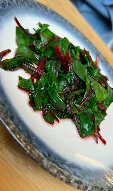 Сразу отправить в холодную воду и потом откинуть на салфетку или полотенце, чтобы убрать излишки воды.