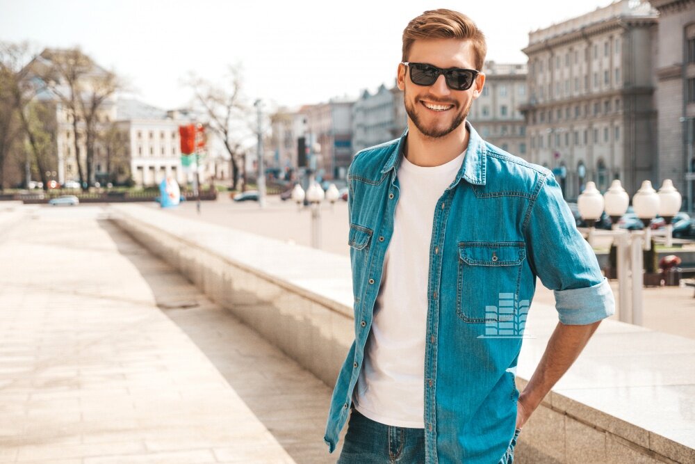 Каково же было мое удивление, когда я увидела на пороге своего дома всё того же блондина!