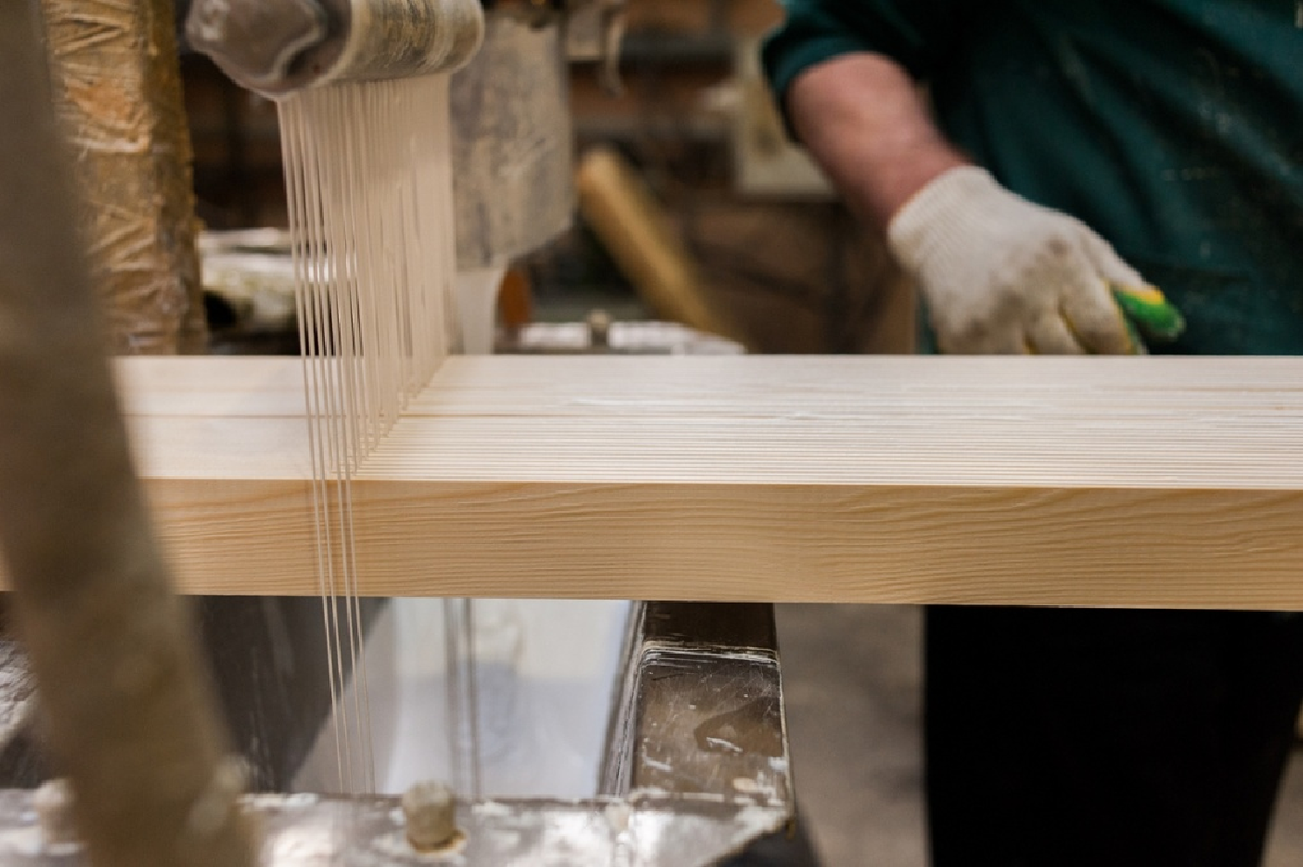 В процессе производства клееного бруса используются клеевые составы, позволяющие придать древесине дополнительной прочности. 