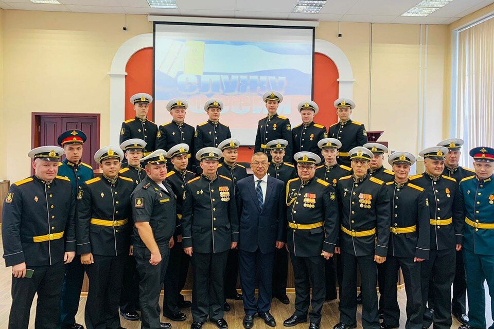    Молодым врачам-офицерам дипломы, а также погоны вручил ректор университета Валентин Шуматов. Ксения ГУСЕНЦОВА