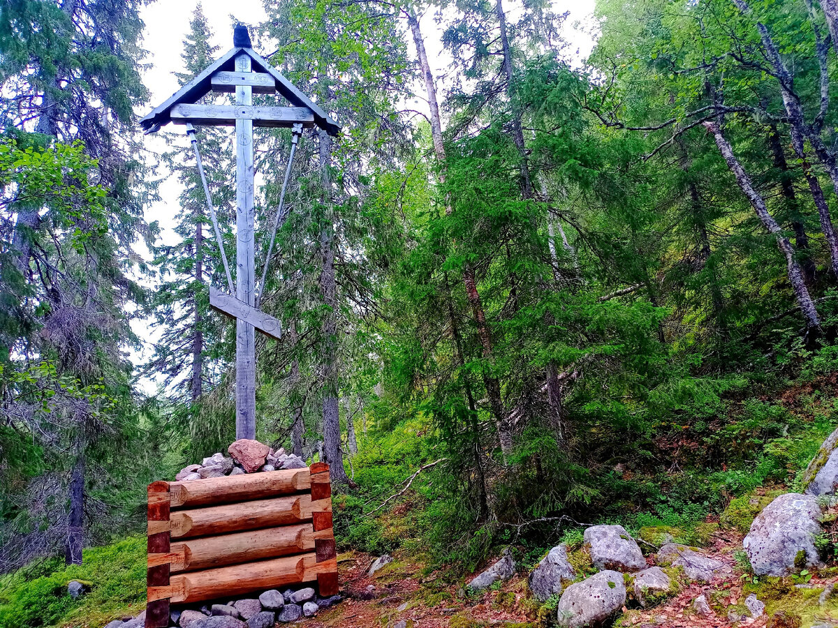 Поклонный крест замученным узникам Соловецкого лагеря особого назначения – СЛОНа, воздвигнутый при участии Патриарха Алексия.