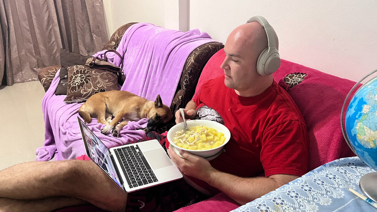 А это Василий смотрит за пробежкой олигарха и мечтает о среднероссийской зарплате в 77 тысяч рублей, чтобы хватало не только на пустой картофельный суп, но и поехать посмотреть улицы Лондона.