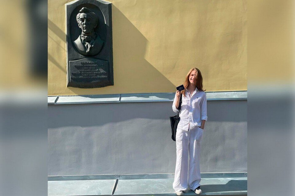    Сын Децла Антоний со студенческим билетом у здания журфака. социальные сети