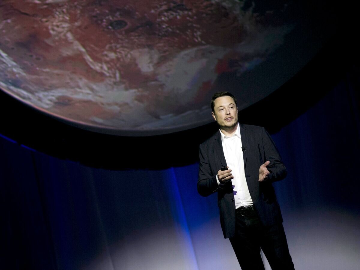    Глава SpaceX Илон Маск рассказывает о планах по колонизации Марса © AP Photo / Refugio Ruiz