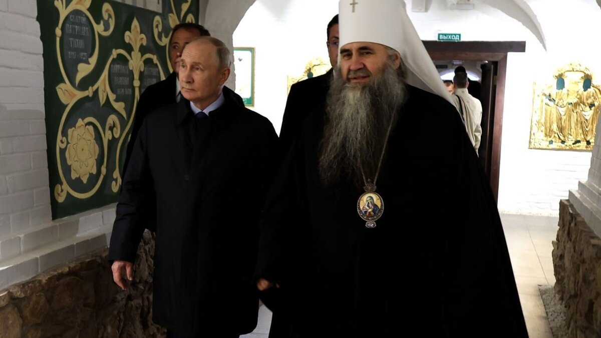     Президент Российской Федерации Владимир Путин в ходе поездки в Нижегородскую область посетил Свято-Троицкий Серафимо-Дивеевский женский монастырь в пятницу, 8 сентября. Кадры с поездки опубликовал корреспондент «России-1» Павел Зарубин в своем Telegram-канале.