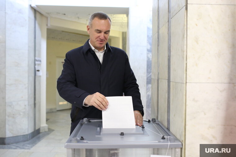 Где проголосовать в тюмени. Мэр Тюмени. Губернатор Тюменской области проголосовал на выборах. Мэр Тюмени фото. Мэр Тюмени с Путиным.