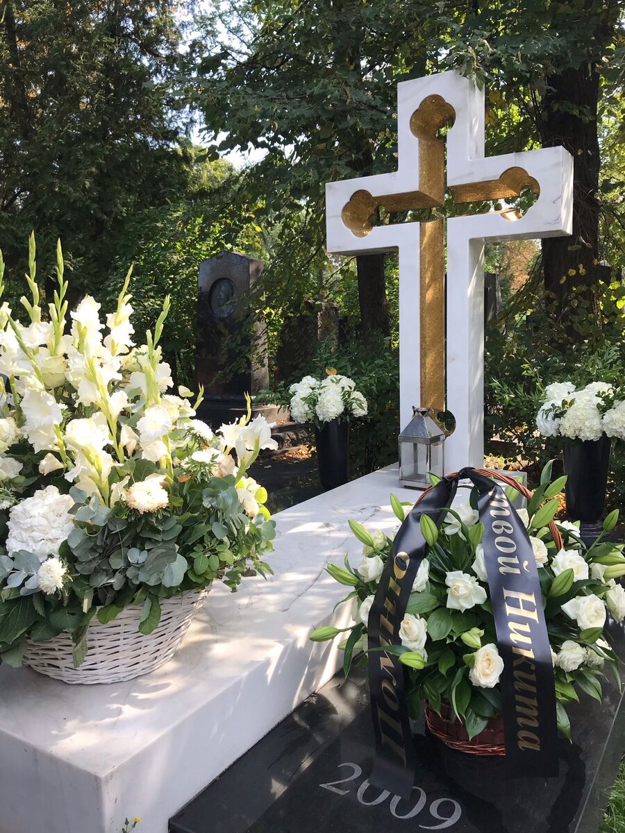 У могилы Сергея Михалкова