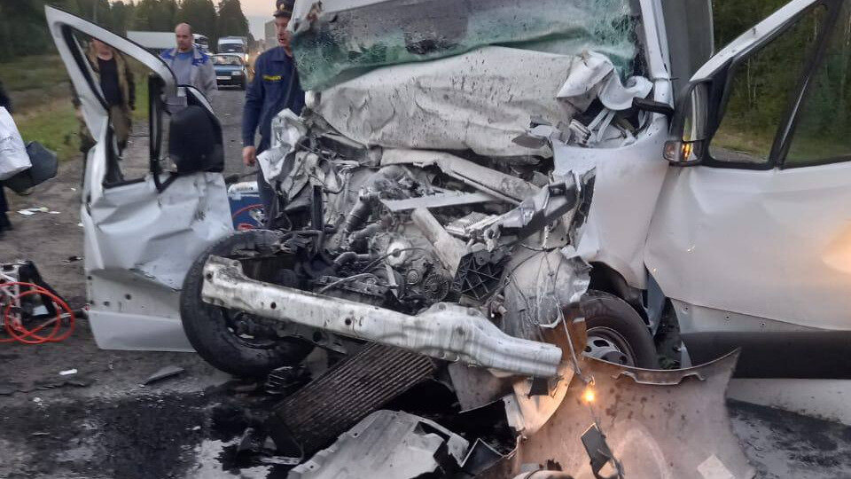     Еще нескольких человек сотрудники МЧС пытаются извлечь из искореженного автобуса: об этом рассказал глава Минздрава РК.