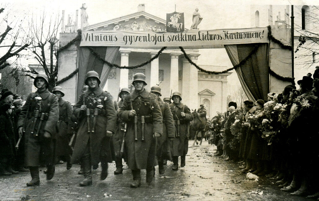 Литовские войска 28 октября 1939 года вступают в Вильнюс, фактически подаренный Литве Советским союзом. К слову, разный взгляд стран Балтийской Антанты на отношения с СССР стал одной из причин начала раскола между ними.