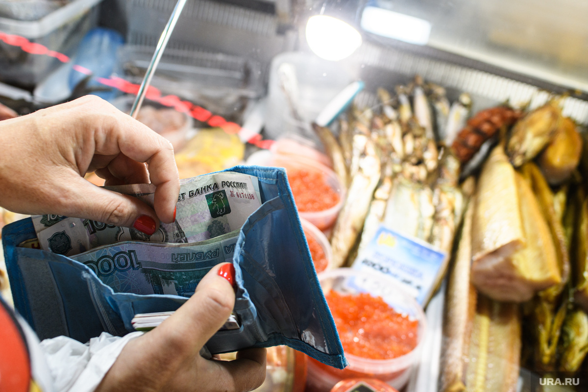Shopping economy. Россияне экономят на еде. Траты на еду. Экономить на еде. Еда и деньги