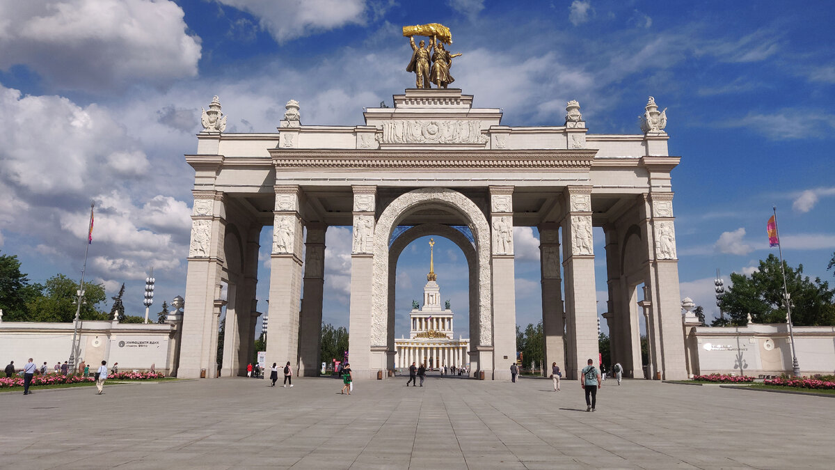 Серая плита мощения у ВДНХ (Москва)