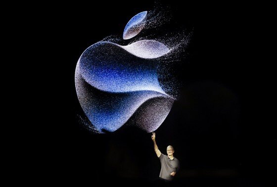    Глава компании Apple Тим Кук на ежегодной осенней презентации новинок компании в театре Стива Джобса на территории кампуса Apple Park