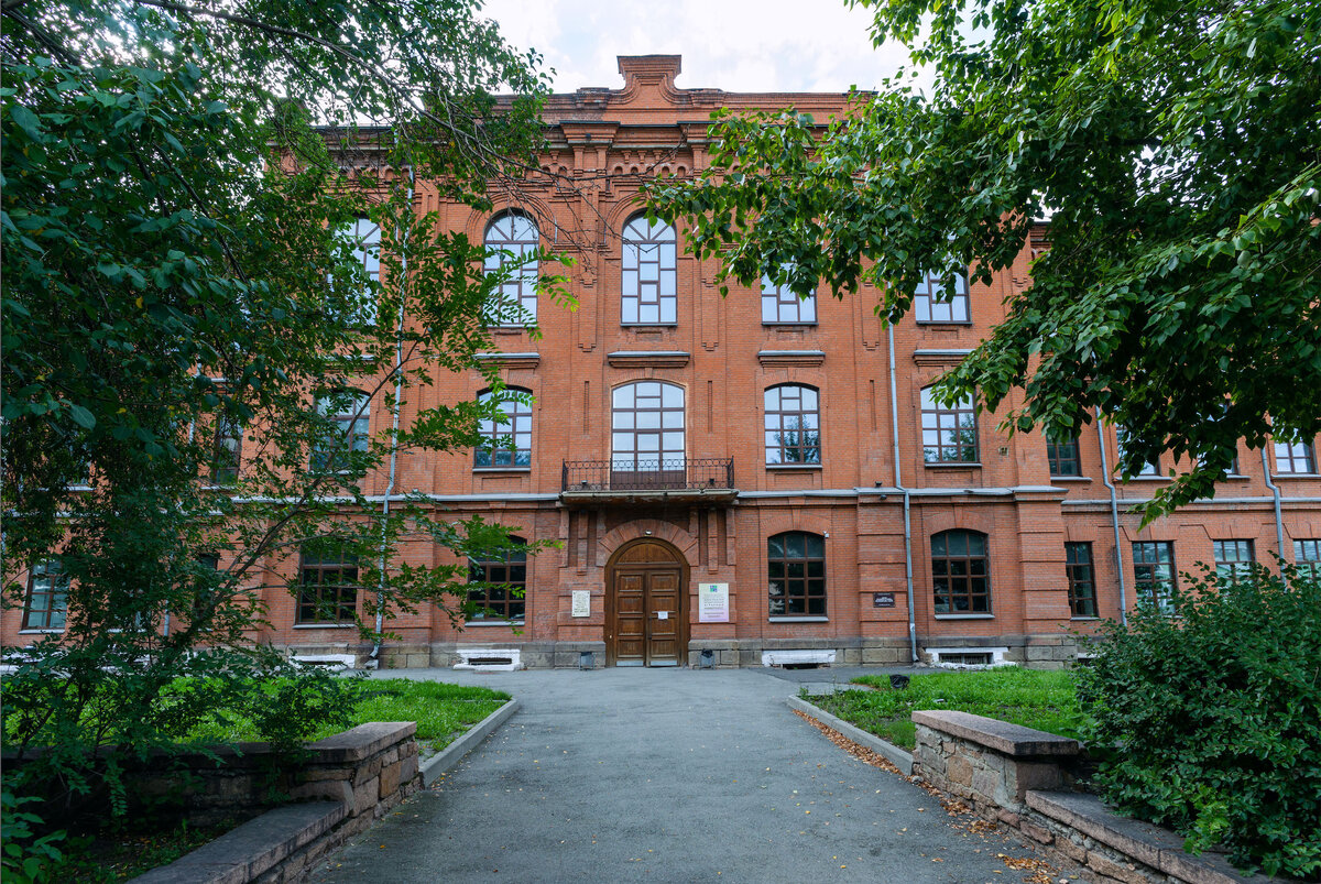 Здание бывшего реального училища располагается на улице Красной. Фото Дмитрия Куткина (Вечерний Челябинск)