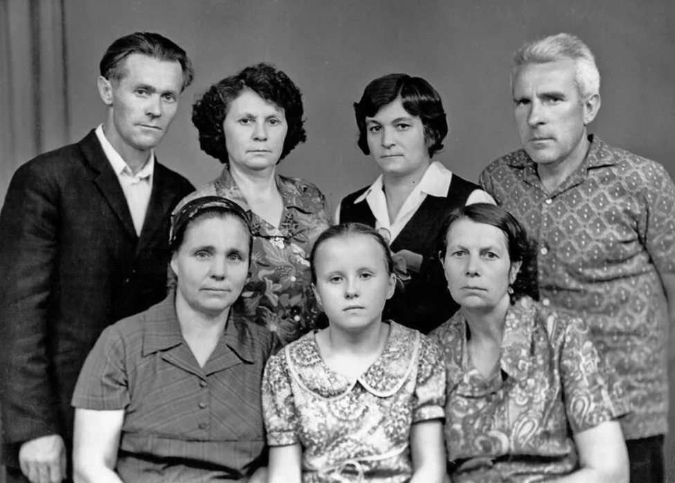 Семья СССР. Советская семья портрет. Семейный портрет Советский. Фотоателье 80-х годов. Семья в советское время