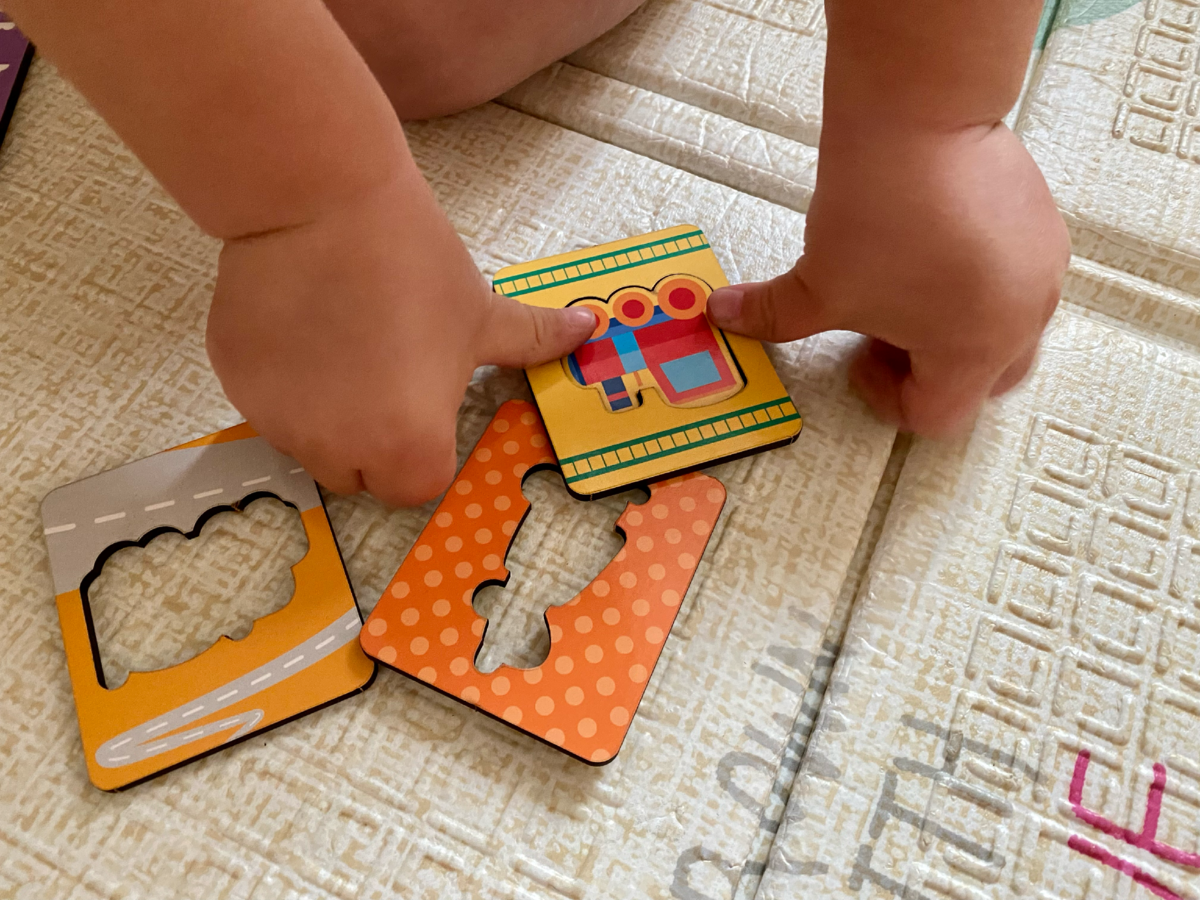 Фигурки вставляются с трудом, но у Тимохи хватает сил. 