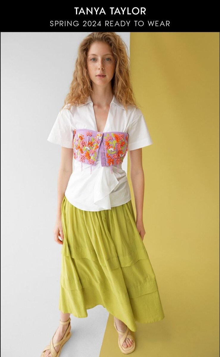 Почти корсетная форма. Фактурный лаконичный лиф на застёжке с репликой одного из основных цветов лука. Источник : VOGUE RUNWAY
