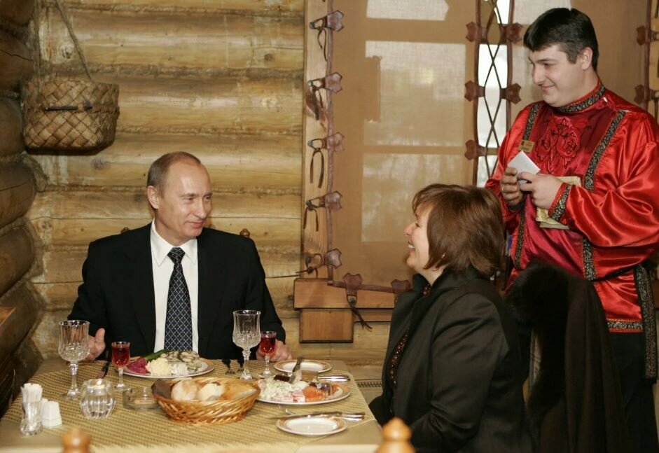 Путин с женой в ресторане сибирской кухни (иллюстрация из открытых источников)