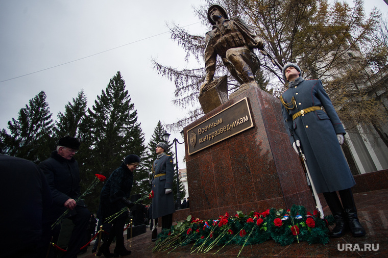 Памятник военным контрразведчикам в Екатеринбурге. Монумент установлен у здания окружного Дома офицеров. Фото: Анна Майорова © URA.RU