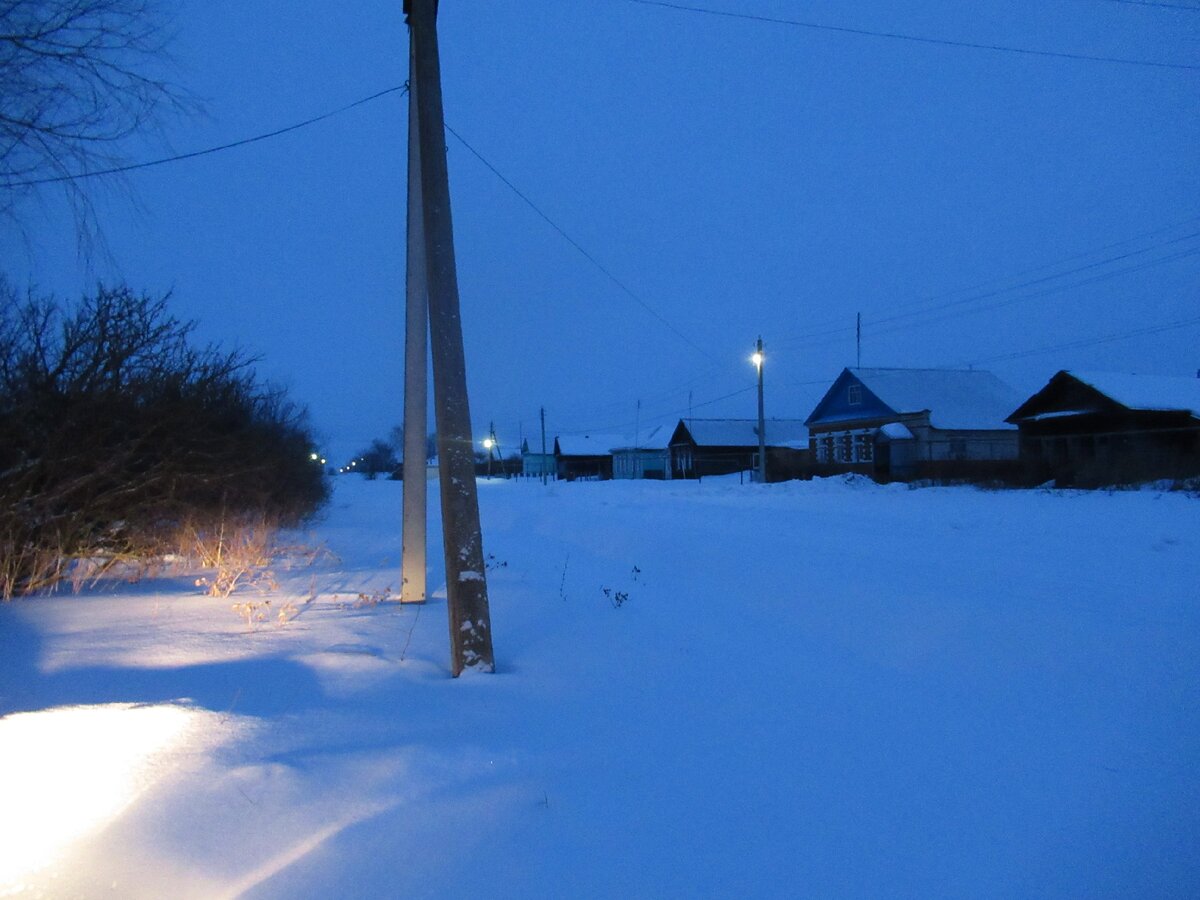 Наше село вечером. С наступлением темноты включаются фонари.