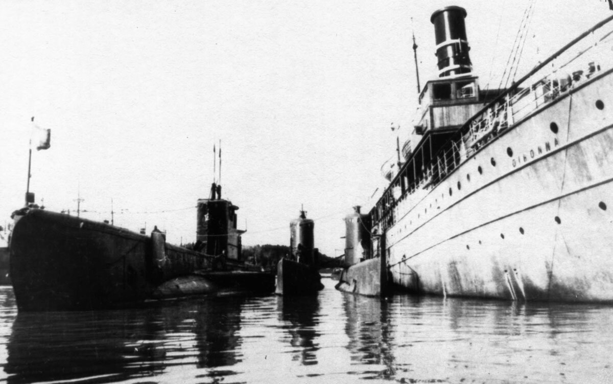 Подводные лодки «Лембит», «М-90» и «М-102» у борта финского парохода «Ойхонна». Турку, весна 1945г.
