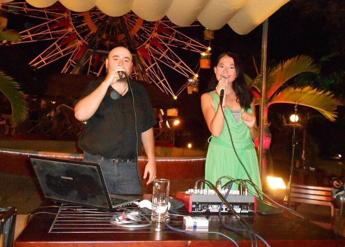 Моя жена Вероника со своим коллегой Андреем на работе в Парке Горького в Нячанге. Помните такой ресторан? 