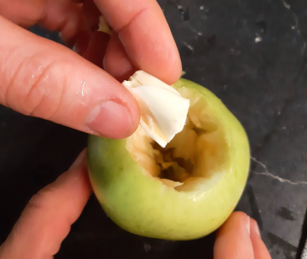 Перед обработкой из яблок иногда вырезают сердцевину. Вырезать сердцевину яблока. Вырезать сердцевину чеснока. Вырезанная сердцевина персика. Как вырезать сердцевину у яблока для запекания.
