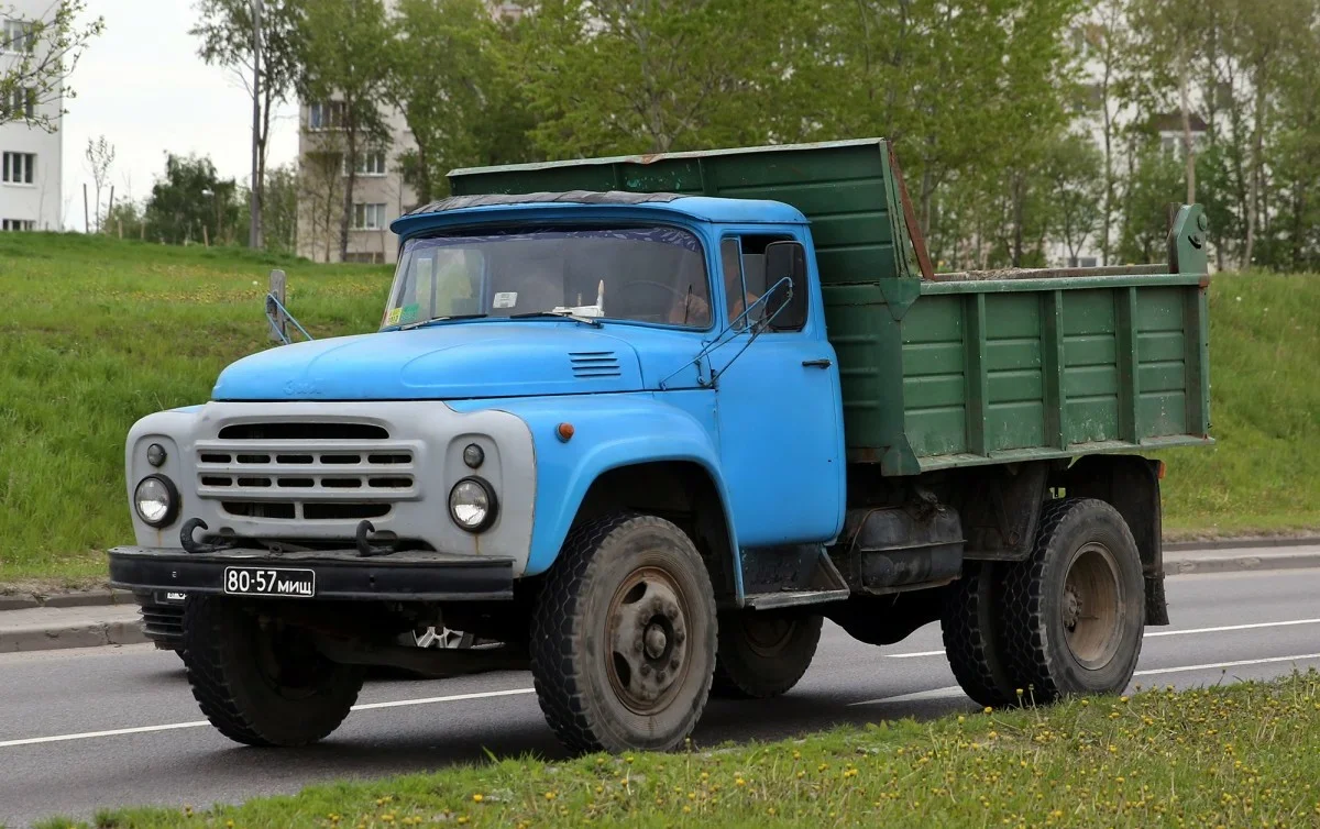 Синие и зеленые стены, а также почему в СССР красили ступеньки по краям?