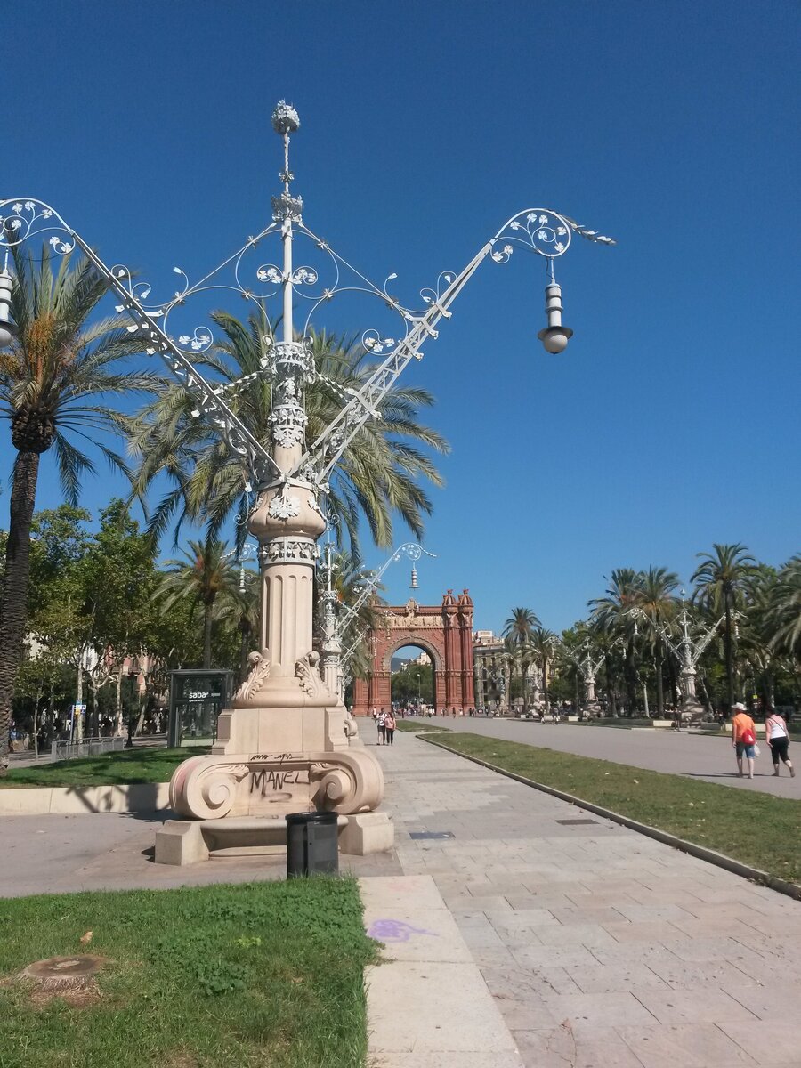 Очень красивые фонари по обе стороны аллеи