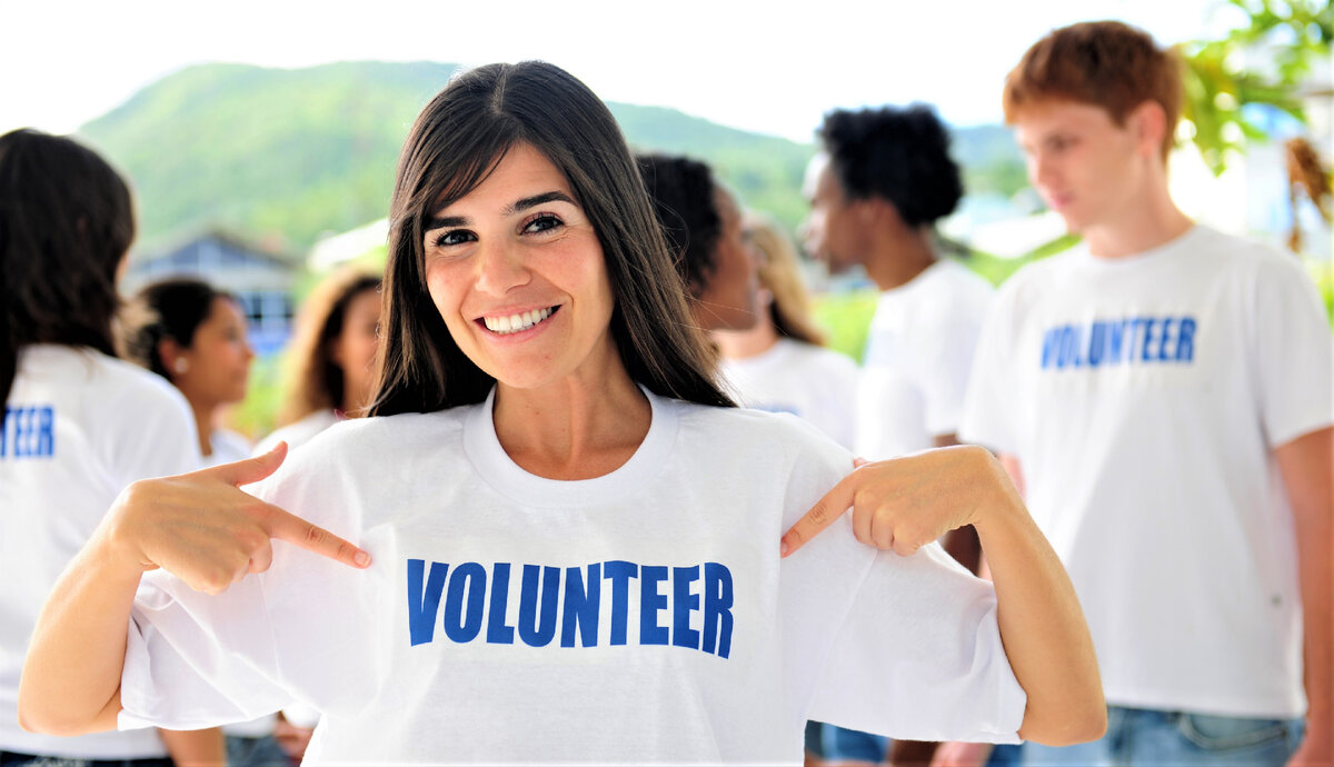 Основная масса добровольцев состоящих в волонтерских организациях по всему миру - это женщины (их около 69%), обычно это студентки и их средний возраст составляет от 20 до 25 лет.