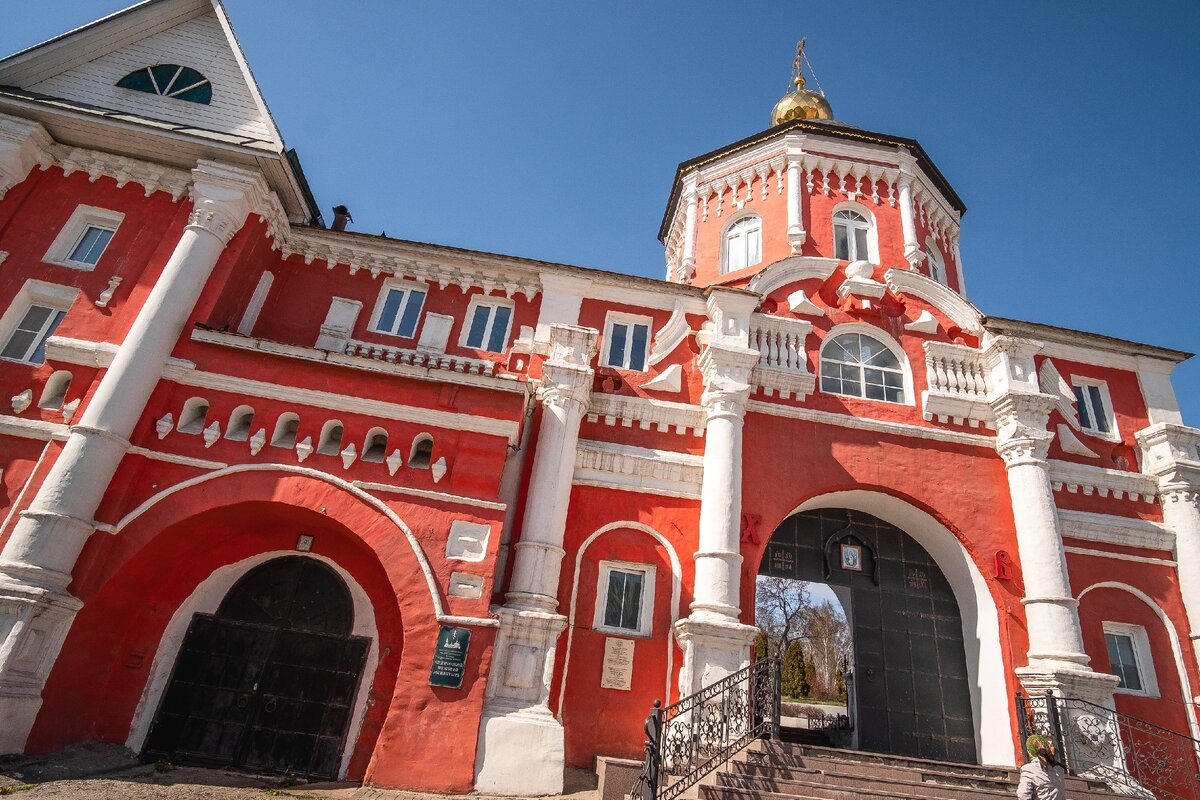 Надвратная церковь.