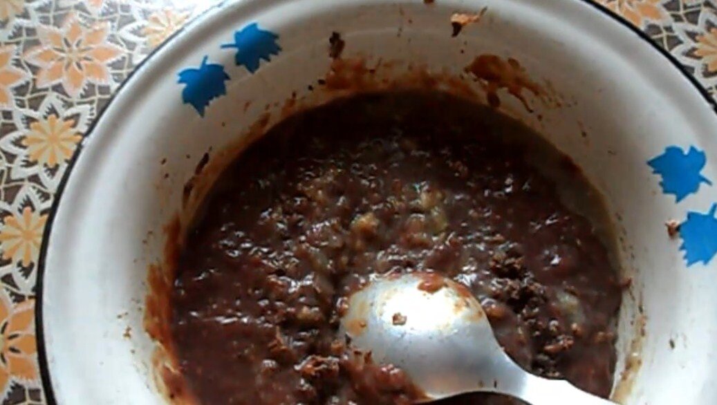 Готовый фарш солим, перчим и перемешиваем