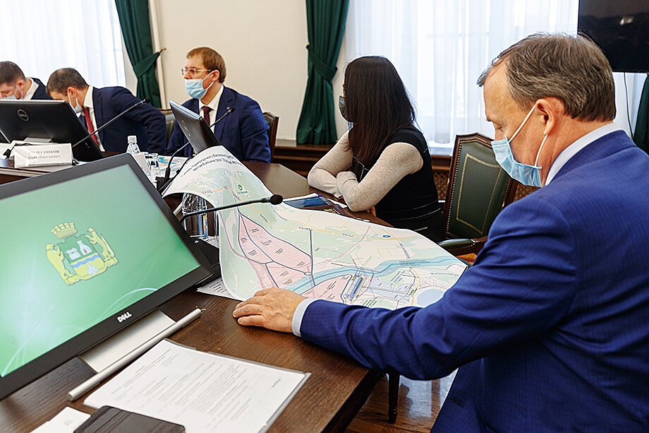 Мэр Екатеринбурга Алексей Орлов со схемой ТЛЦ «Уральский» на совещании. Фото: официальный портал Екатеринбурга