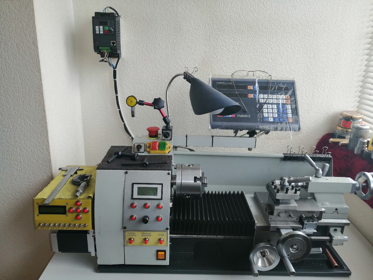 Общий вид станка, мотор под блоком управления, это шаговый мотор привода ходового винта.