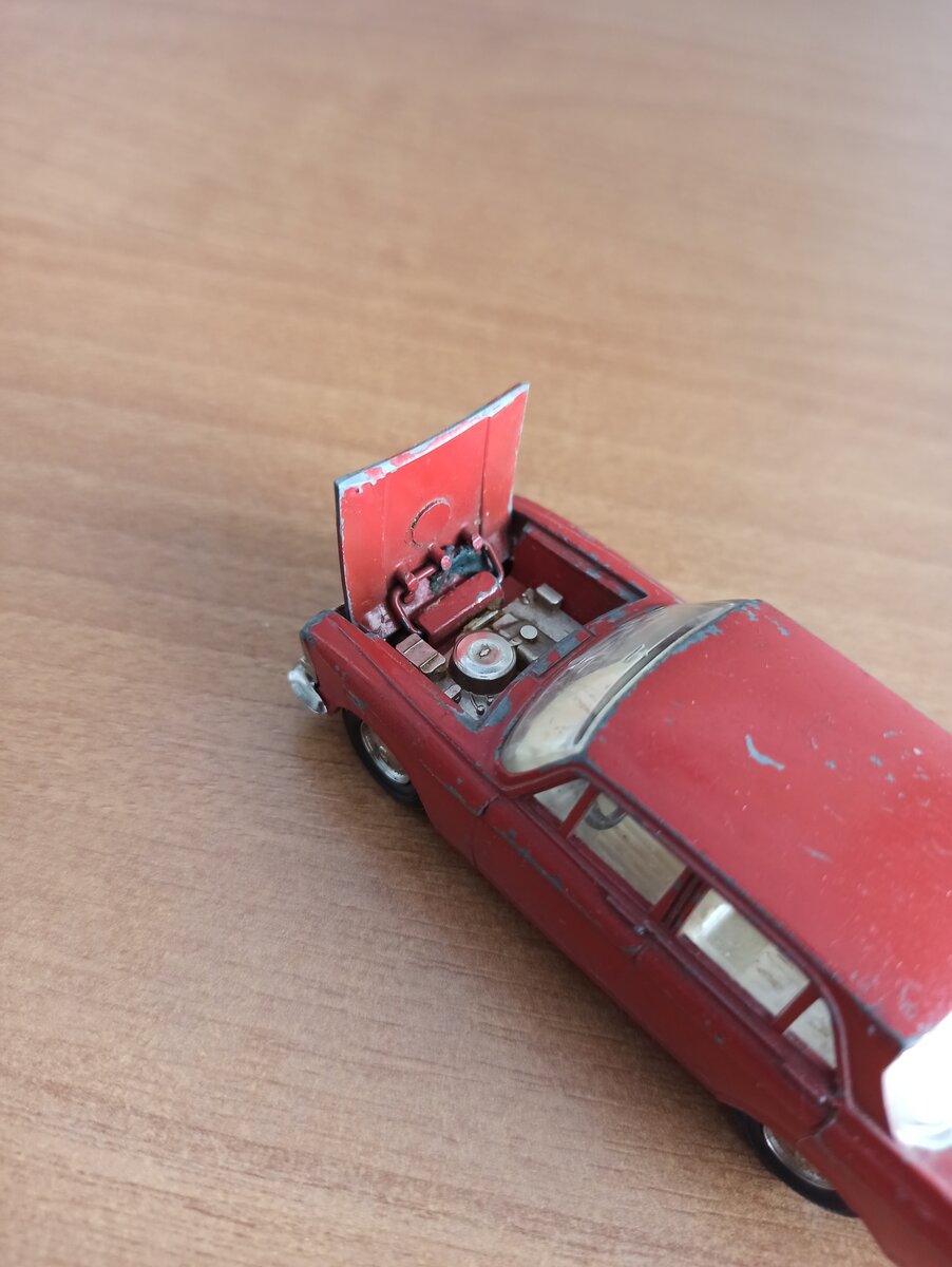 С открытым капотом