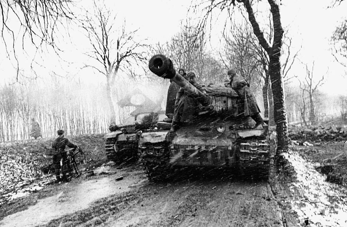 ИС-2 В боях 1945. Танк ИС 2 В Берлине. Тигр танк 1944-1945.