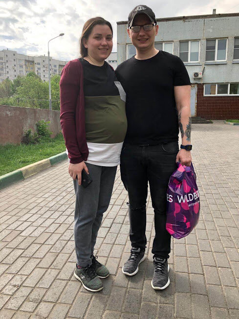 Утром 8 мая мы с мужем у роддома. Схватки уже в самом разгаре