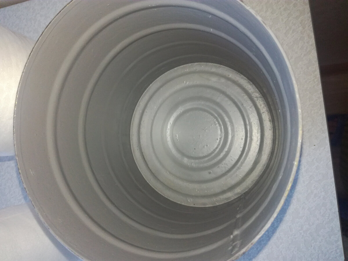 Фото MAMADIGEST. Банку внутри и дно снаружи покрыла грунт-эмалью по ржавчине 3 в 1. 