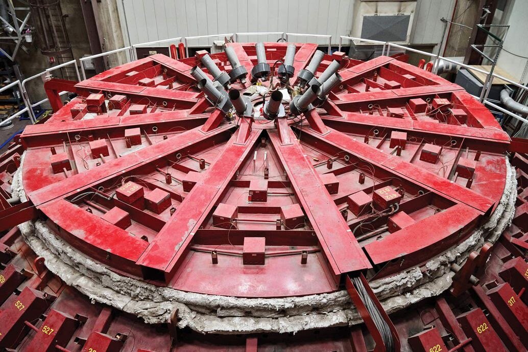 Фото: Spencer Lowell  Плавление боросиликатного стекла в печи 