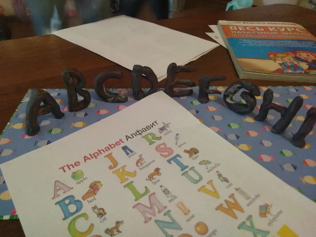 Дети легко запоминают то, что сделали своими руками, потрогали, пощупали. Лепите с ними )