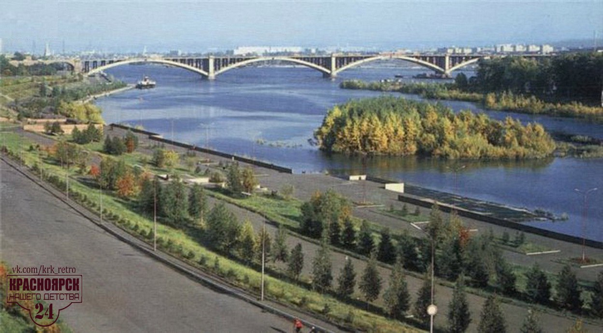 Ссылка на источник: https://vk.com/krk_retro 1987 г. Набережная р. Енисей и Коммунальный мост.