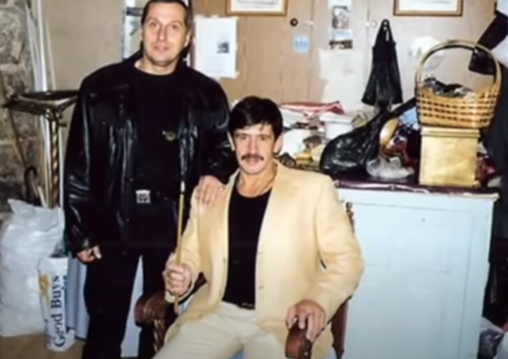 Константин Яковлев («Костя Могила») в центре Фото: Скриншот youtube