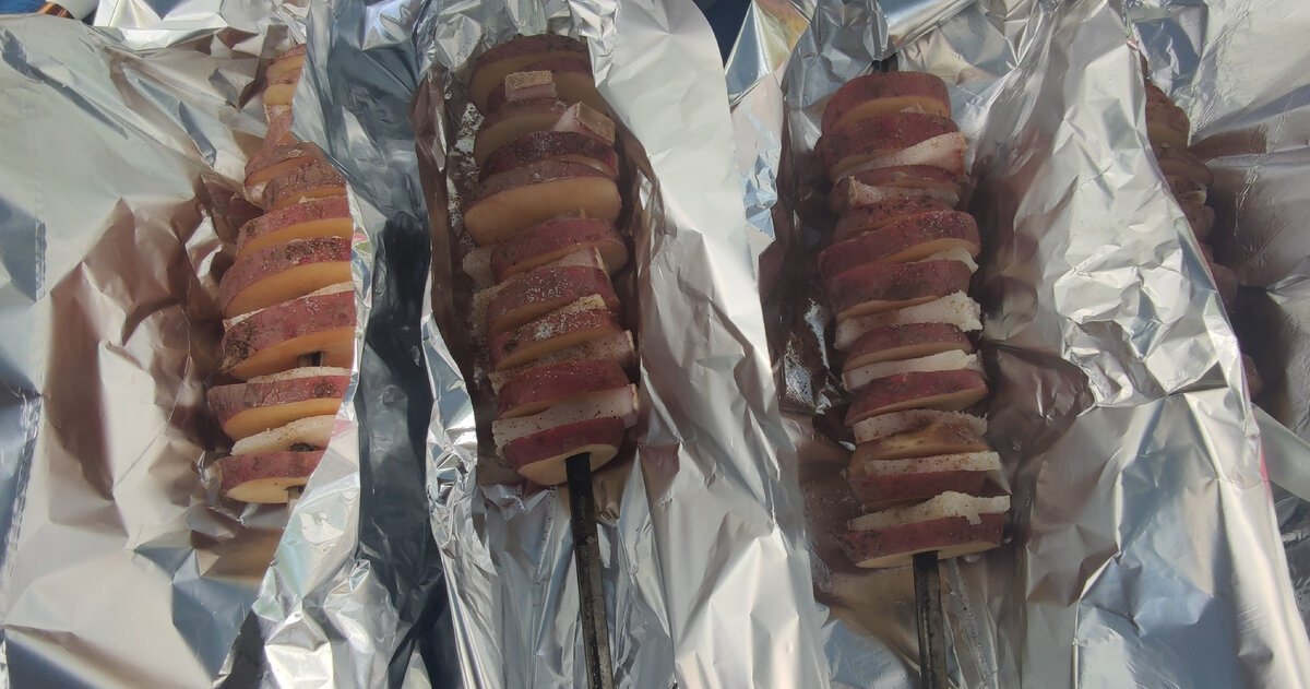 Насадить на шампур сало и картофель. Завернуть фольгу