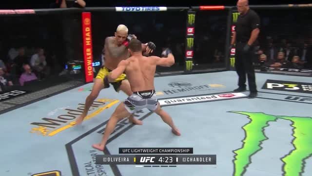 Момент поединка Оливейра  -Чендлер. в котором бразилец победил американского качка.фото: картинки яндекса.  