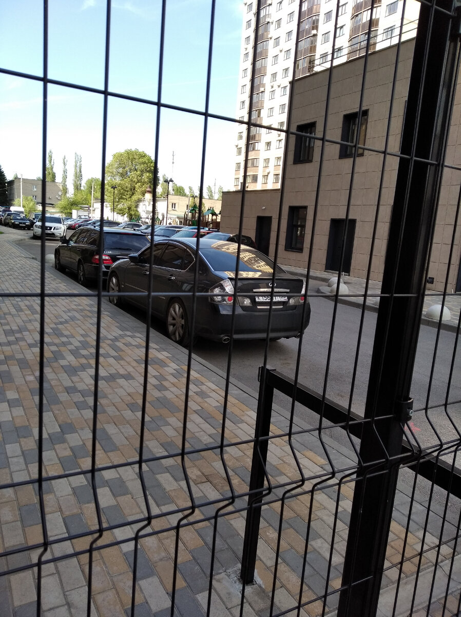 Стоит забор, а какая была площадка, столько детей играли!