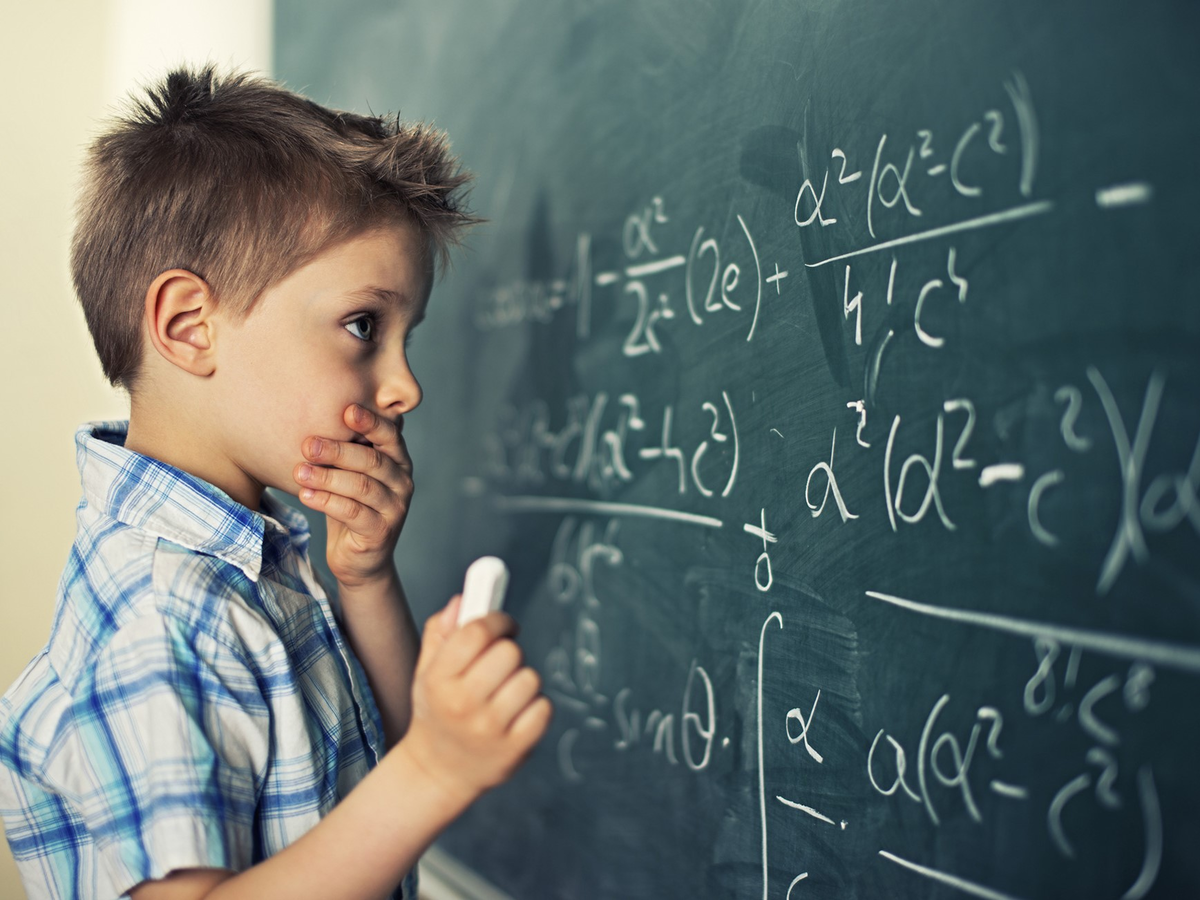 Математика для детей. Школьник математика. Мальчик у доски. Школьник у доски.
