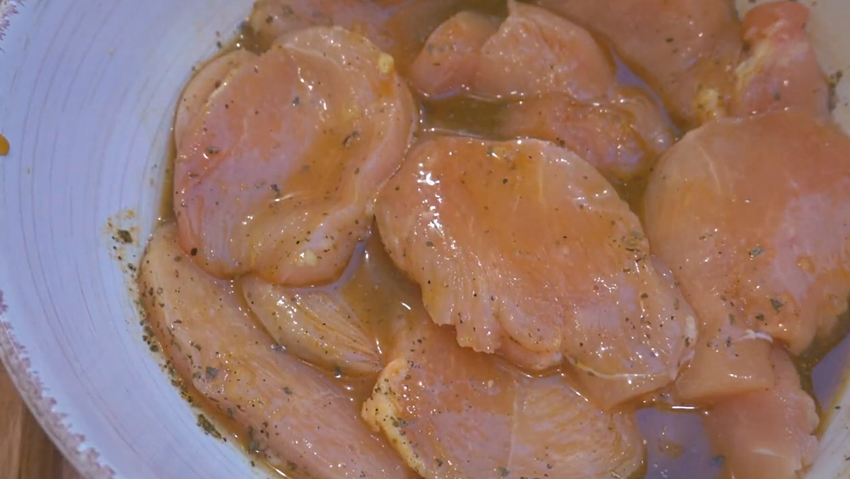 Курица маринуется