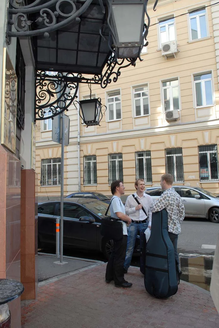 Мерзляковский переулок, у входа в училище, 2005 г. Фото Елены Головань.