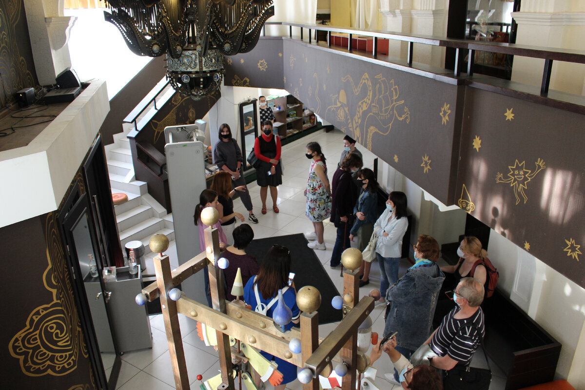 В холле Красноярского театра кукол