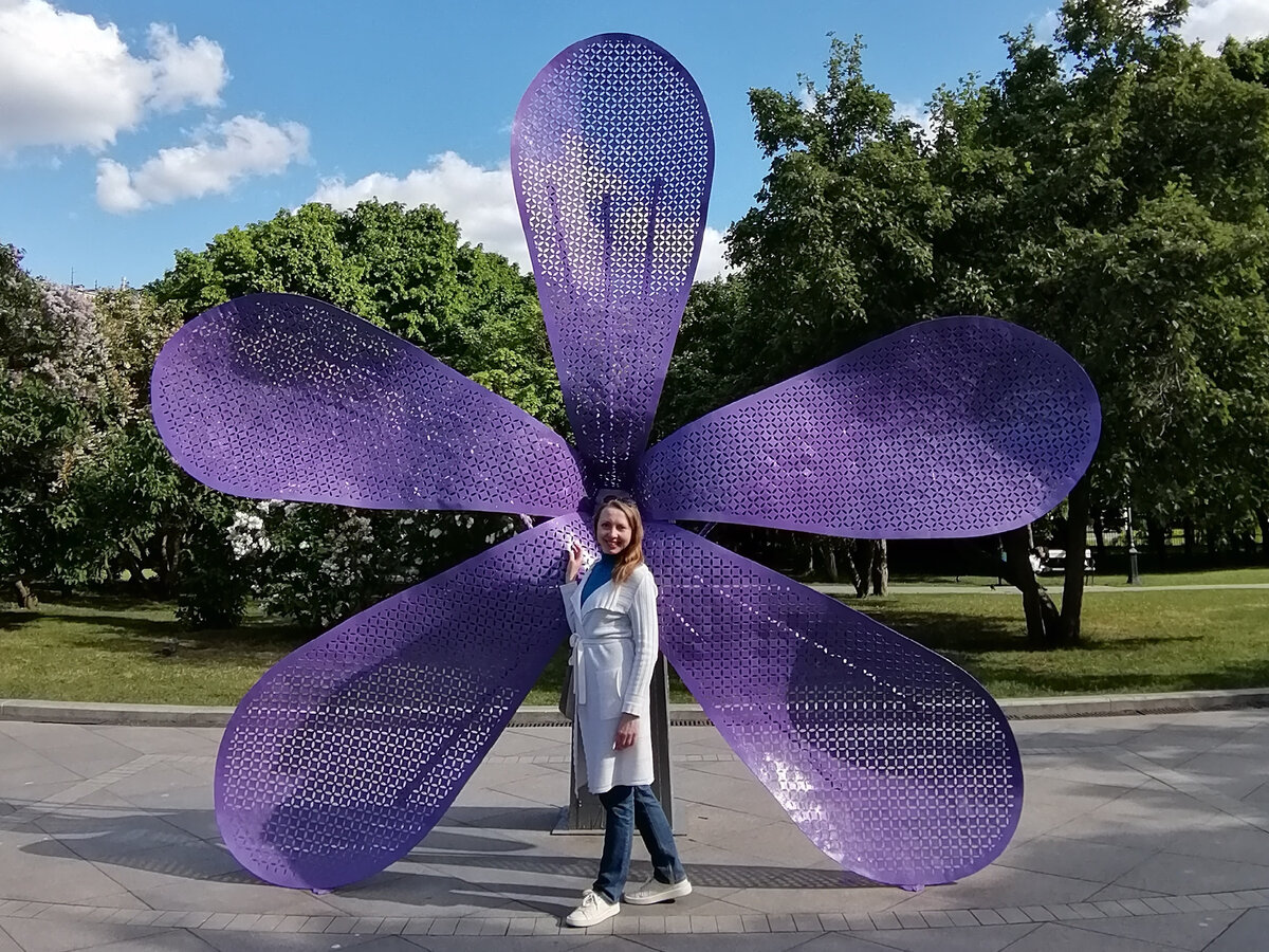 Главная аллея в Сиреневом саду в Москве. На фото автор